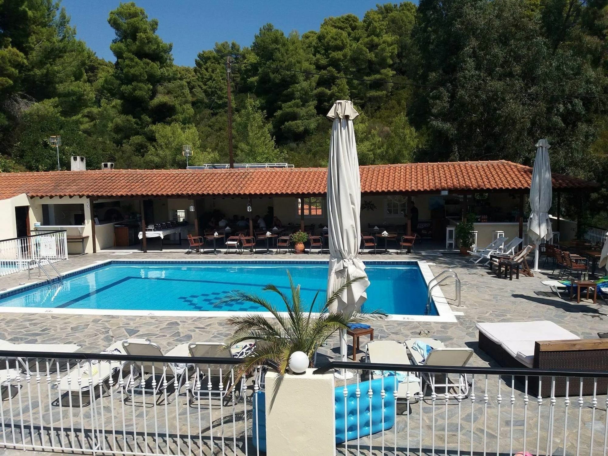 Hermes Hotel Vromolimnos Exterior photo